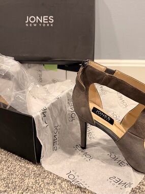 Jones New York Taupe Suede Cutout High Heel Pumps